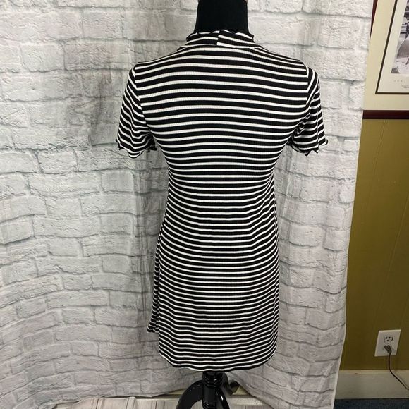 Stiletto’s mock turtleneck short sleeve ribbed stripe B&W mini dress sz M - Picture 11 of 11